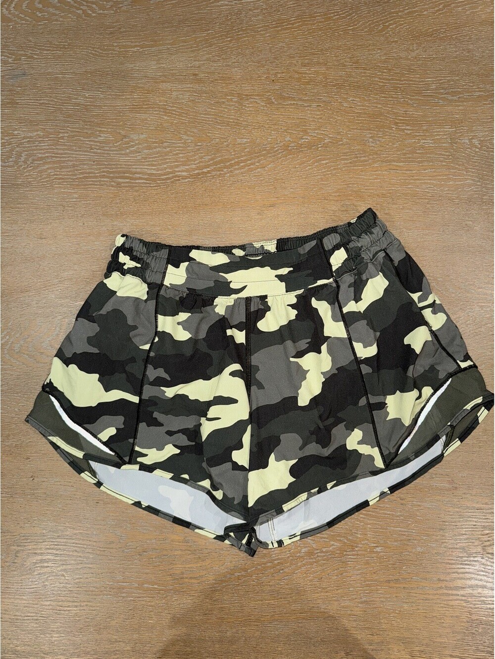 Lululemon Hotty Hot Low Rise Short 4" Sz 8 Heritage 365 Camo Crispin Green